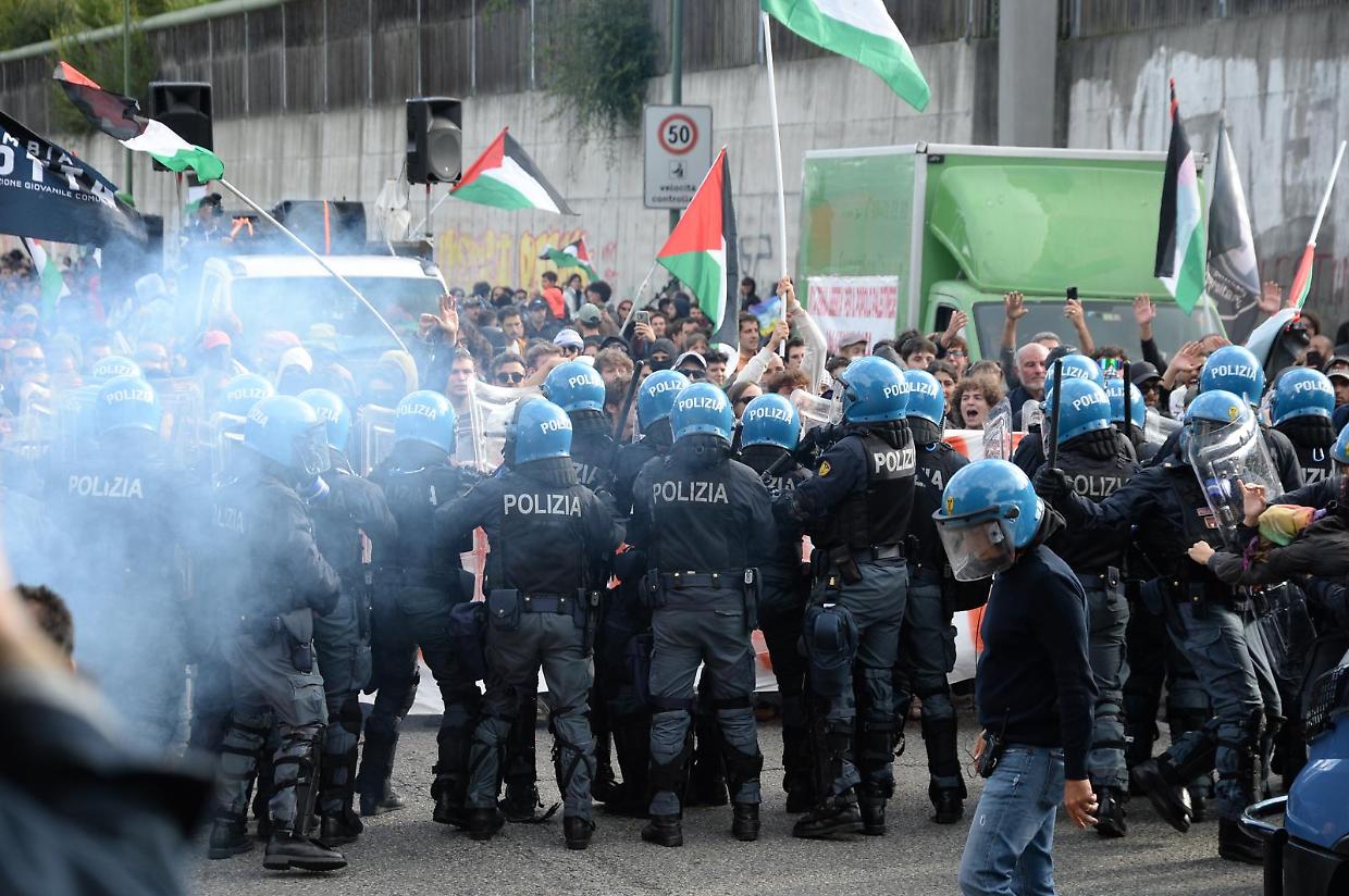 Il corteo Pro Pal, le cariche della polizia e il significato autentico del pacifismo