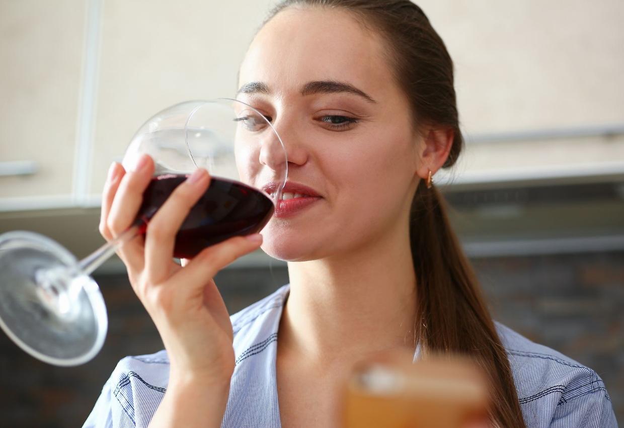 Alcol e demenza, sfatato il mito del “bere moderato”