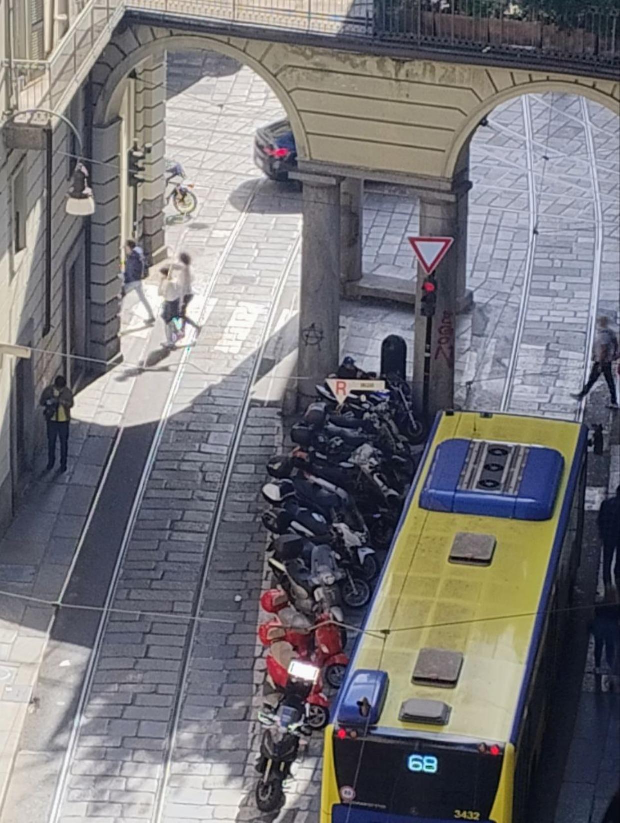 Parcheggio "artistico" in centro a prova di vigile