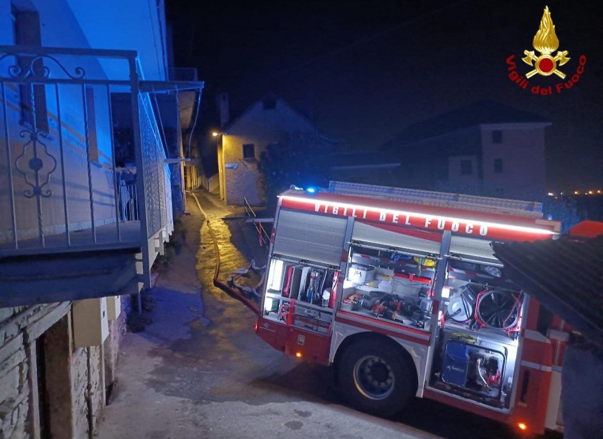 Incendio a Mocogna, gravi danni al tetto di un’abitazione