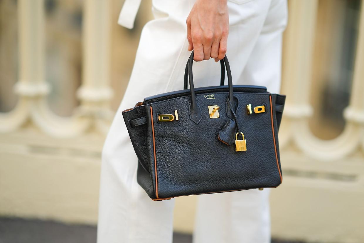 Gucci, Hermès e una ladra selettiva: furto nell’androne