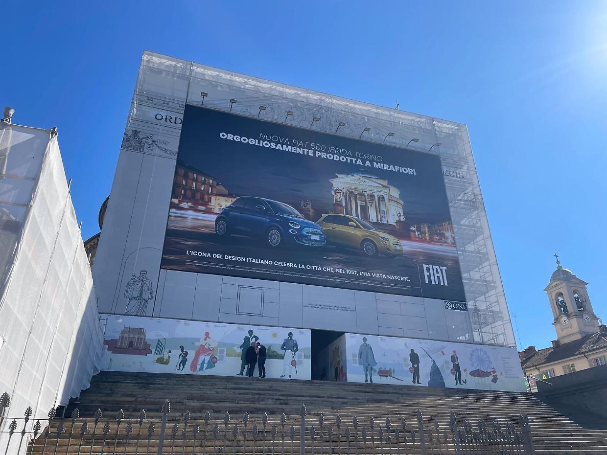 La facciata della Gran Madre soppiantata dalla nuova Fiat 500