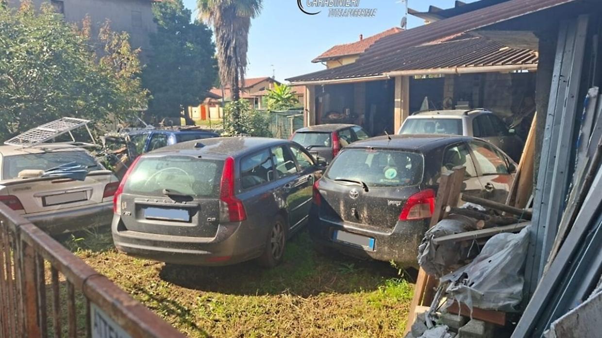 Divignano, un giardino trasformato in discarica di veicoli: scatta la denuncia