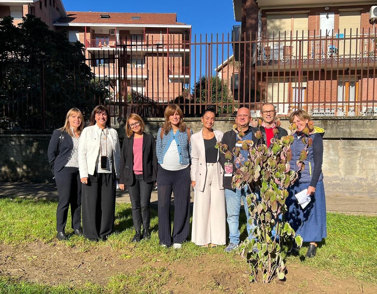 Settimo inaugura l'anno scolastico: un albero per insegnare ai bambini l'arte della cura 