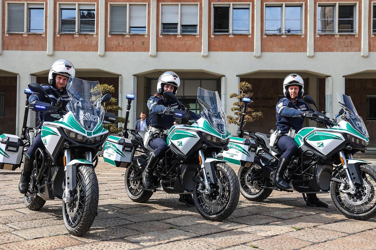 La polizia locale inaugura le prime tre motociclette elettriche
