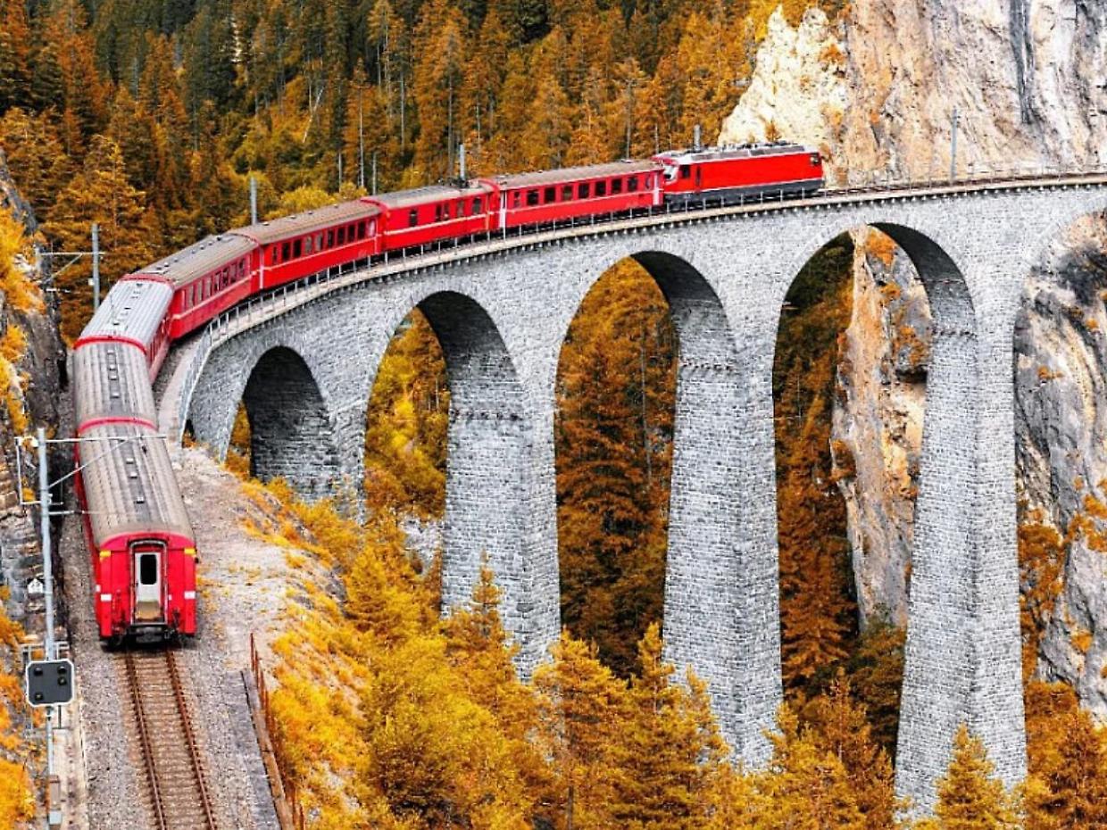Trenino Rosso del Bernina, l’autunno 2025 tra foliage e panorami mozzafiato