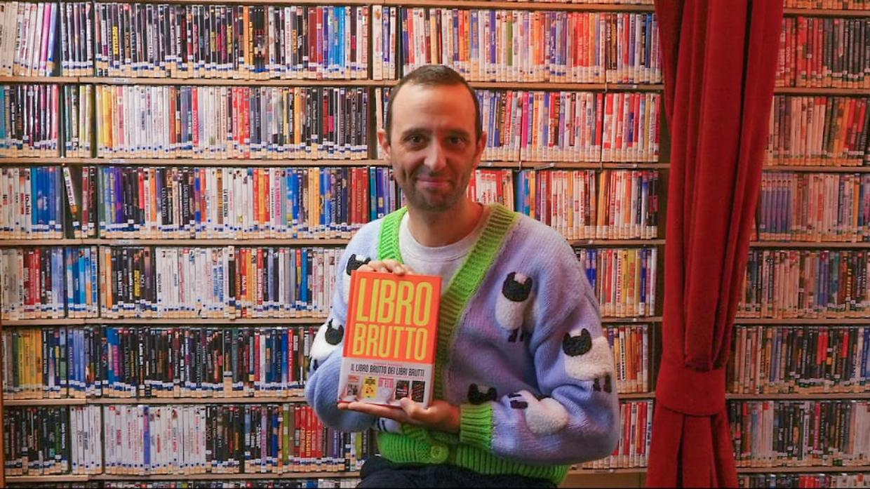 Auroro Borealo arriva a Torino: la magia dei “Libri Brutti” live