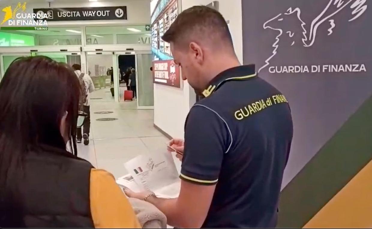 Falsi turisti ma clandestini veri dal Perù: nove misure cautelari