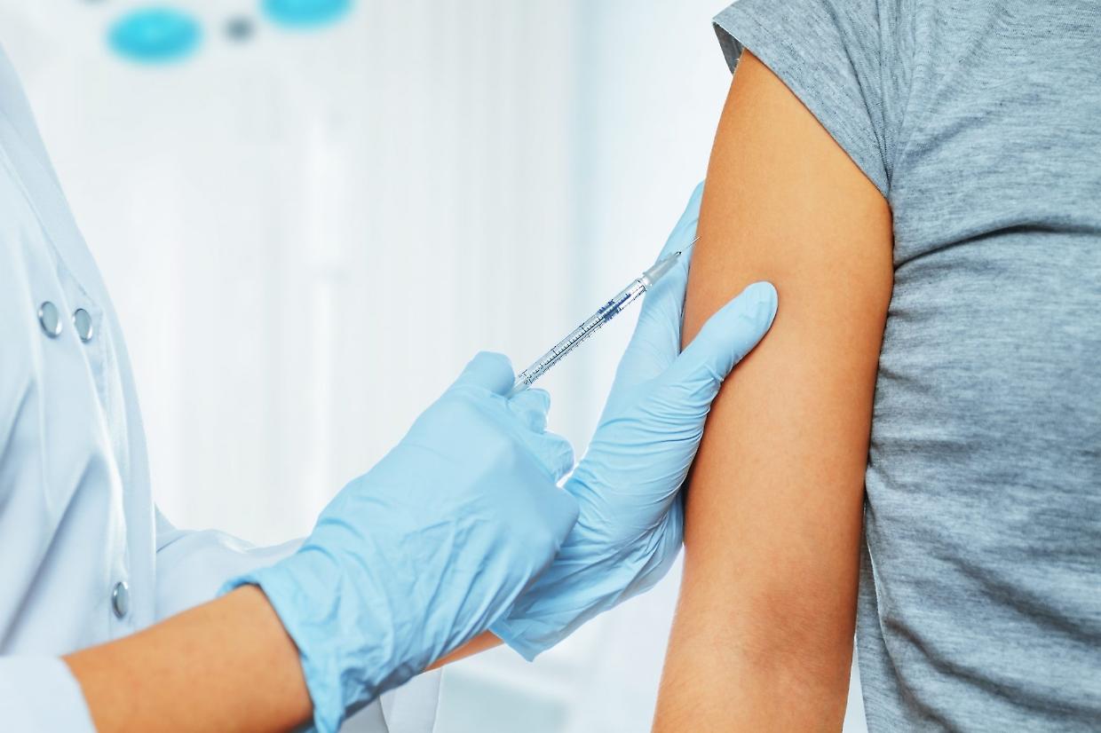 Vaccinazioni antinfluenzali e anti-Covid: ecco quando partono in Piemonte