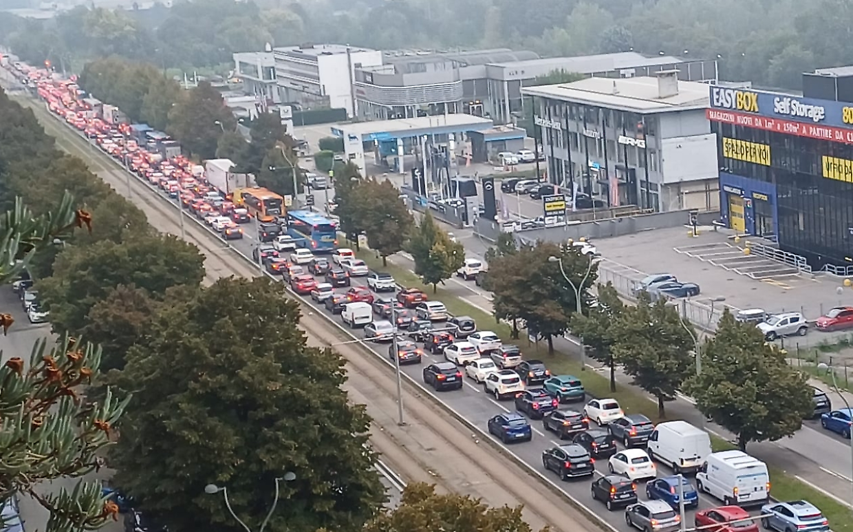 Incidente stradale blocca Corso Giulio Cesare: code chilometriche in direzione tangenziale