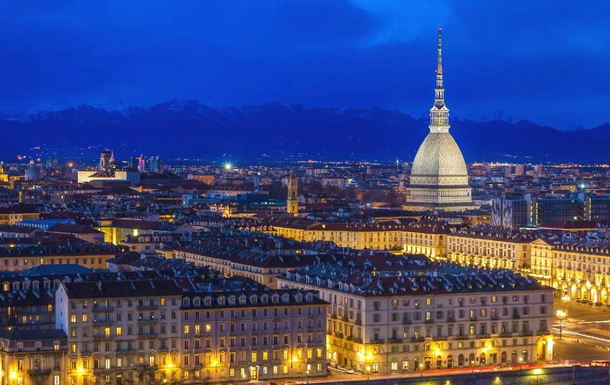 La Mole Antonelliana si accende per i dieci anni di CAMERA