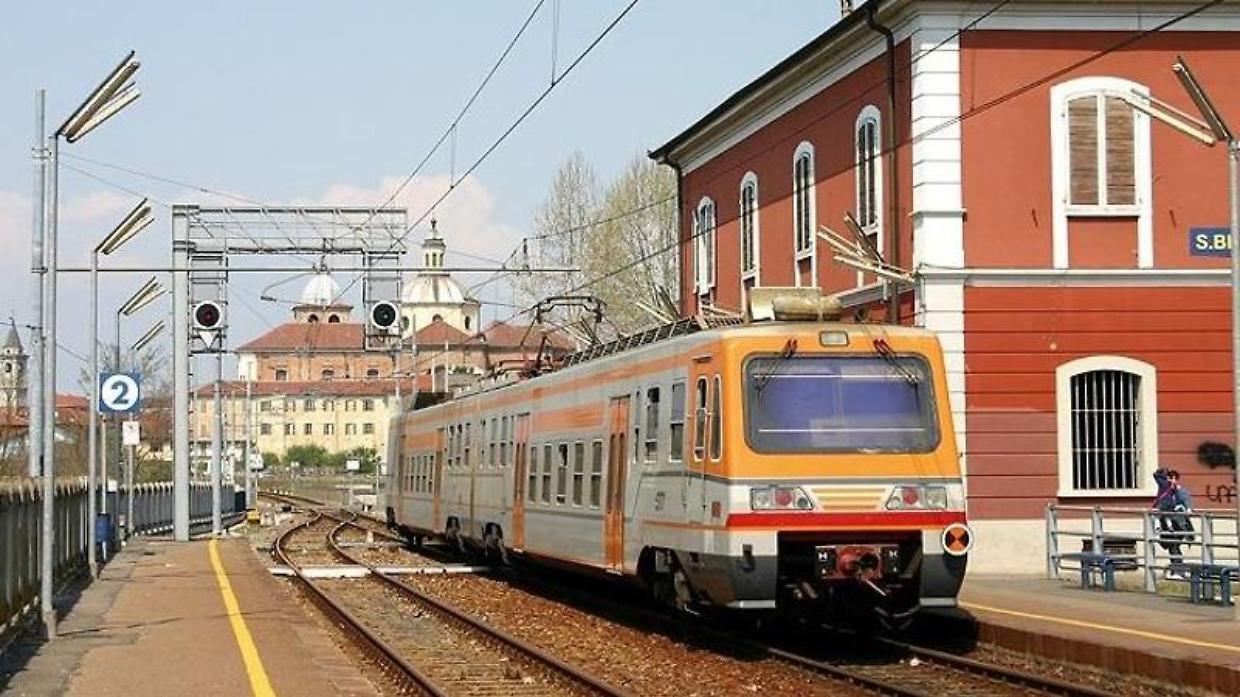 San Benigno Canavese, auto sui binari blocca la linea ferroviaria