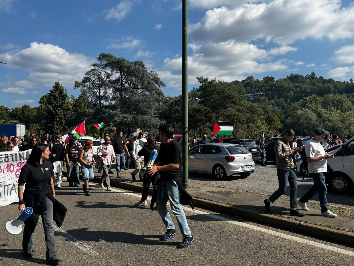 Torino, corso Unità invaso dai protestanti: cosa sta succedendo -VIDEO