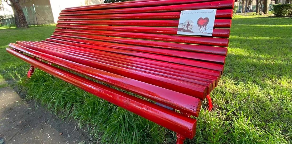 A Grugliasco, una panchina rossa per ricordare Anna Lupo: «È in mezzo alla piazza perché nessuno possa dire “non sapevo”»