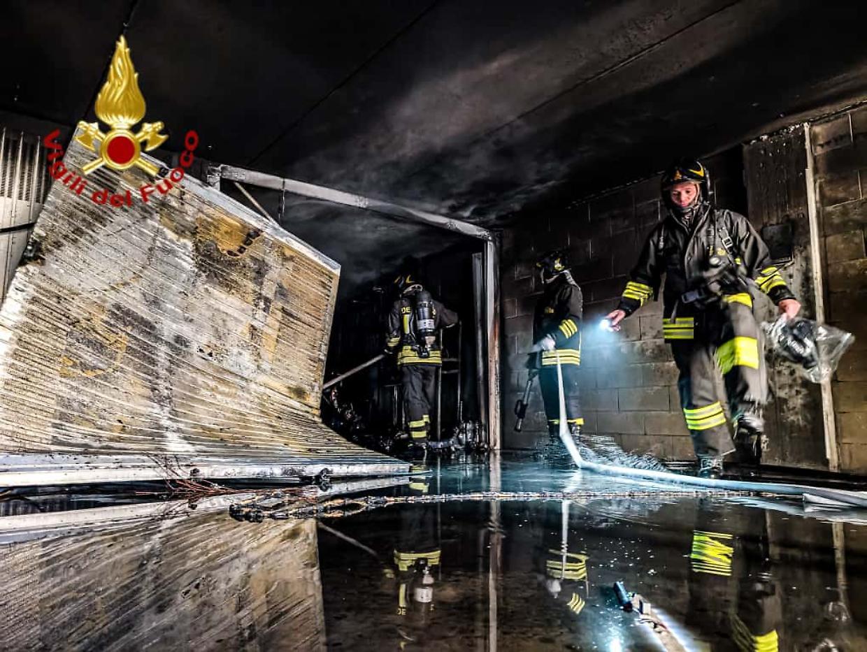 Esplosione in un box auto a Torino, feriti un 26enne e l'uomo accorso in suo aiuto