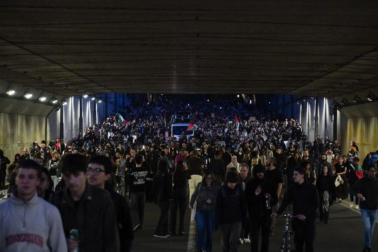 Corteo serale pro-Palestina a Torino: traffico bloccato e centro paralizzato
