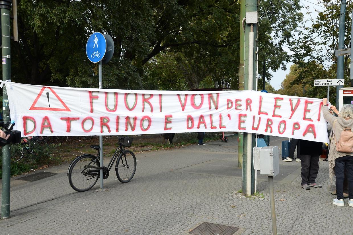 Lo striscione contro Ursula von der Leyen di fronte al Palagiustizia 