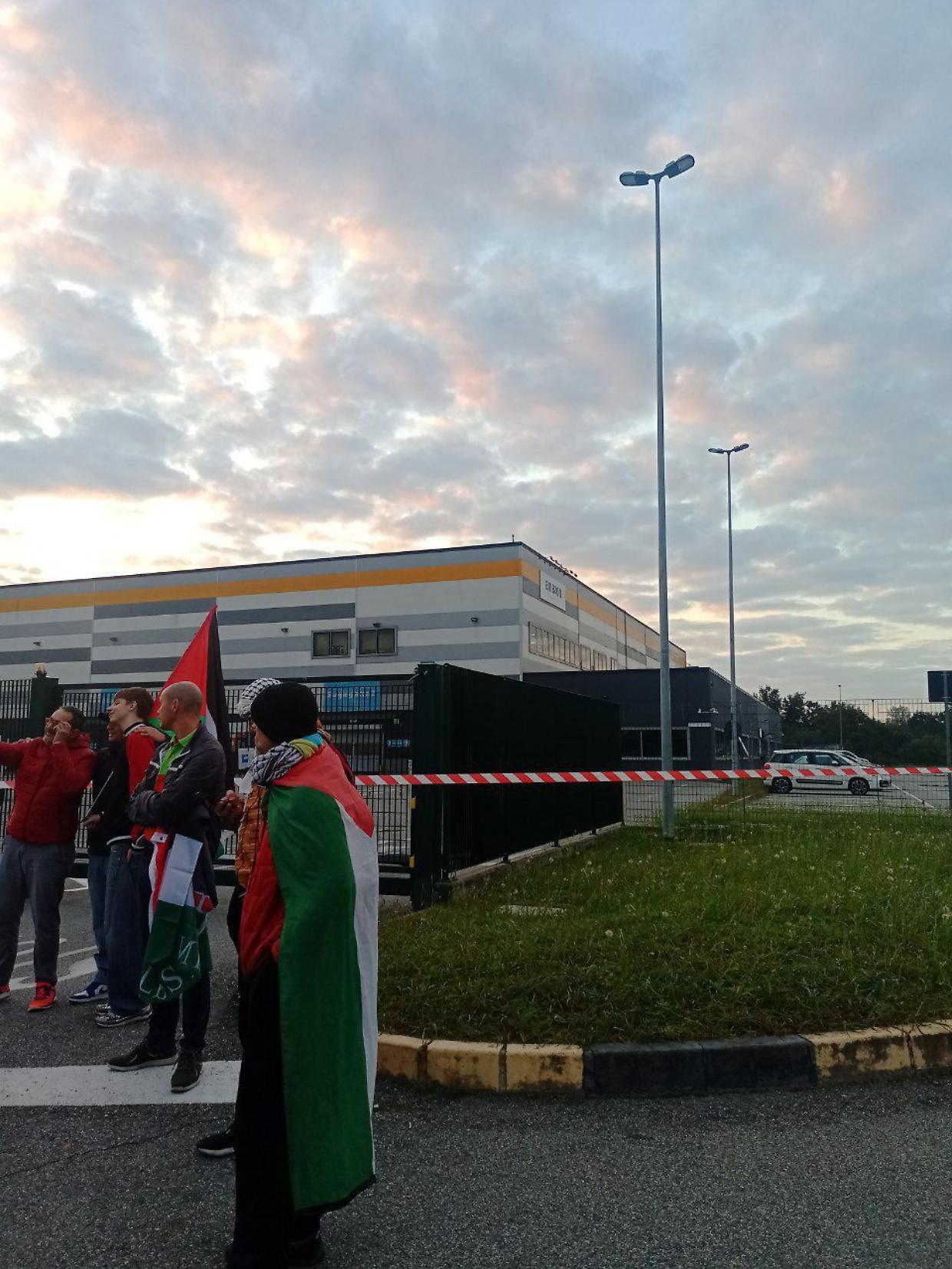 Brandizzo, i manifestanti chiudono gli accessi della sede Amazon nel giorno dello sciopero generale
