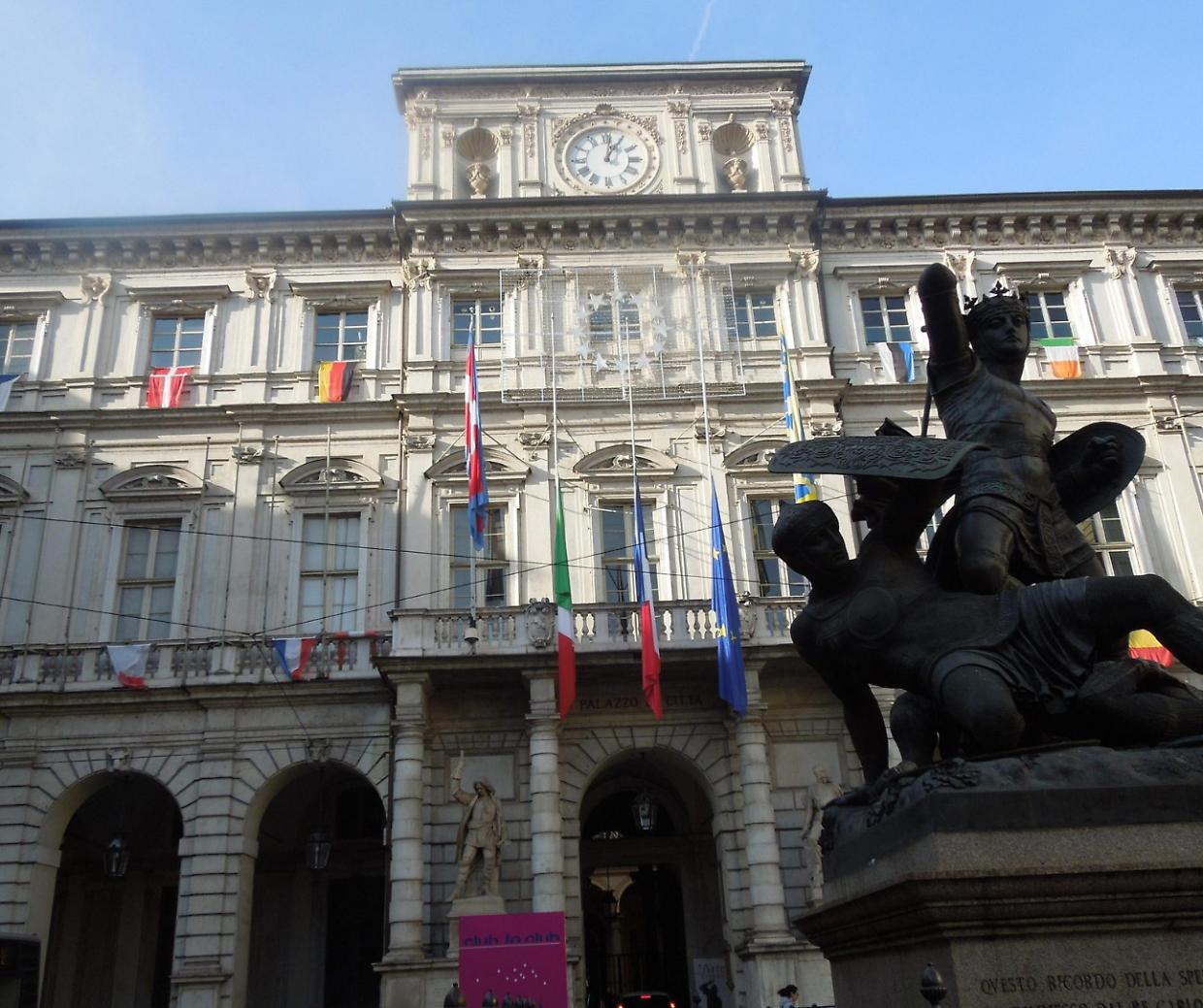 Torino, il sindaco (dal Giappone) e il PD stanno con lo sciopero, ma in Comune mancano 2.400 lavoratori