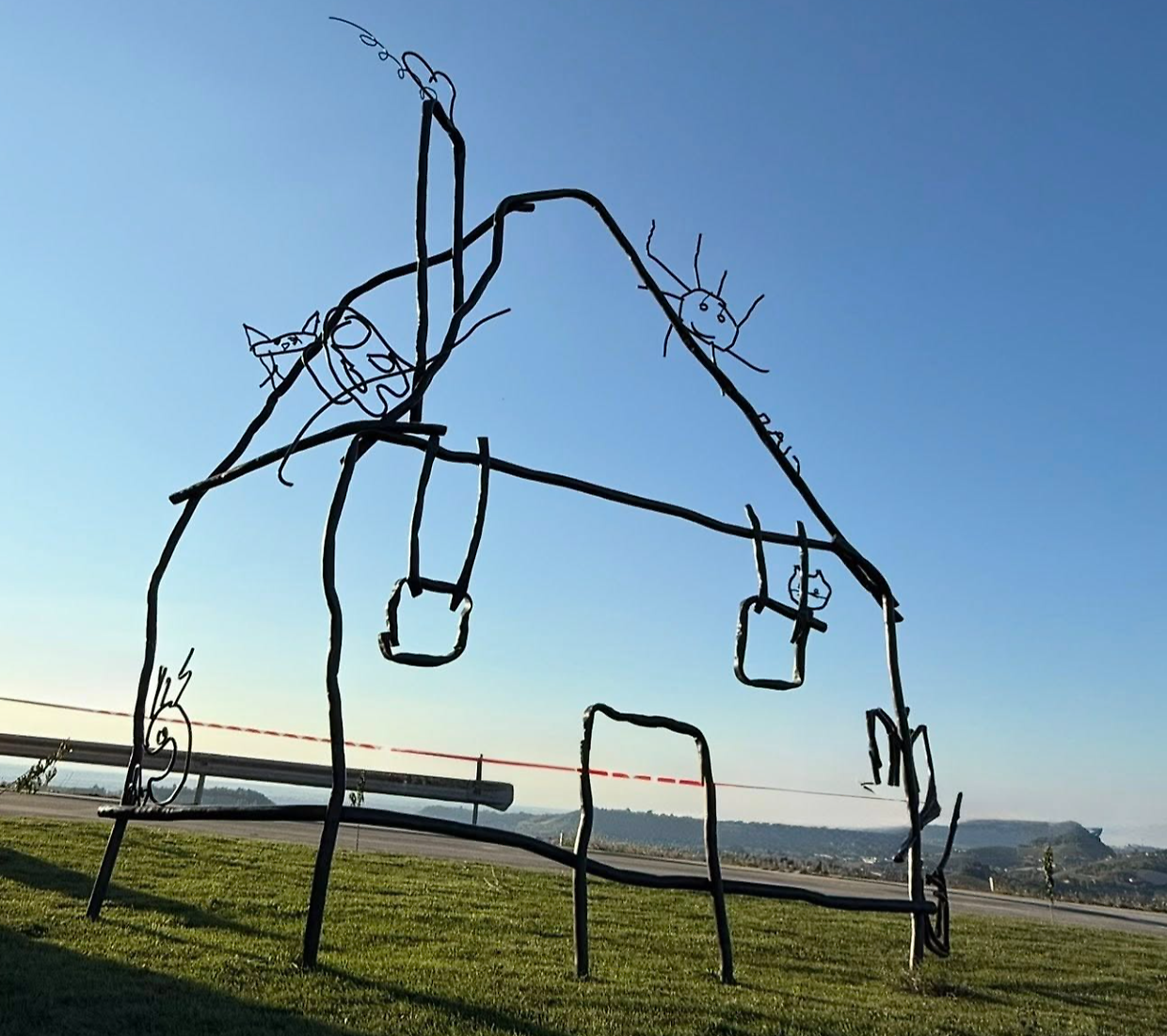Il disegno di un bambino diventa una scultura gigante a Dogliani
