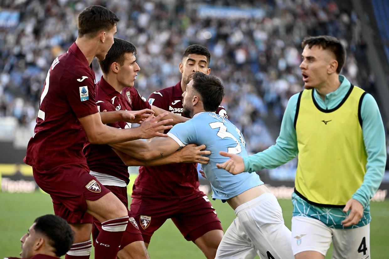 Un momento concitato durante Lazio-Torino 3-3