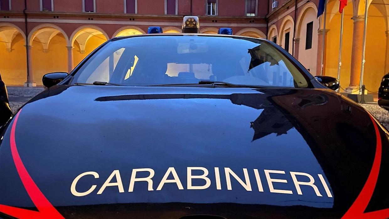 Carignano, si abbassa i pantaloni davanti a delle ragazze: è caccia all’uomo