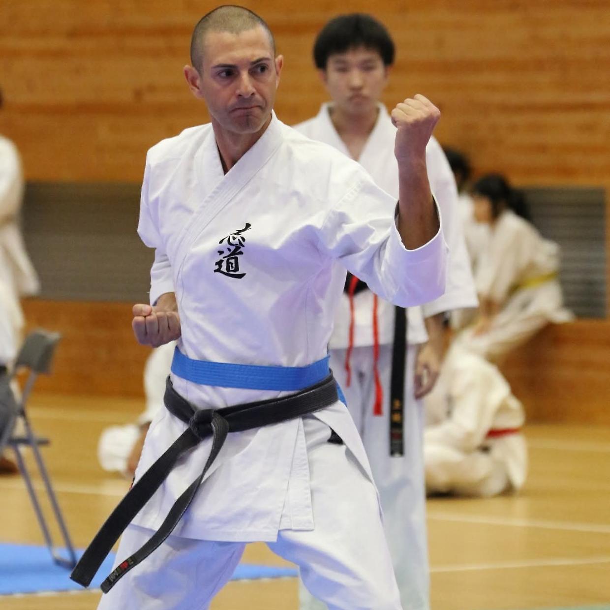 Karateka settimese trionfa a Okinawa: primo nel kata e terzo nel kumite