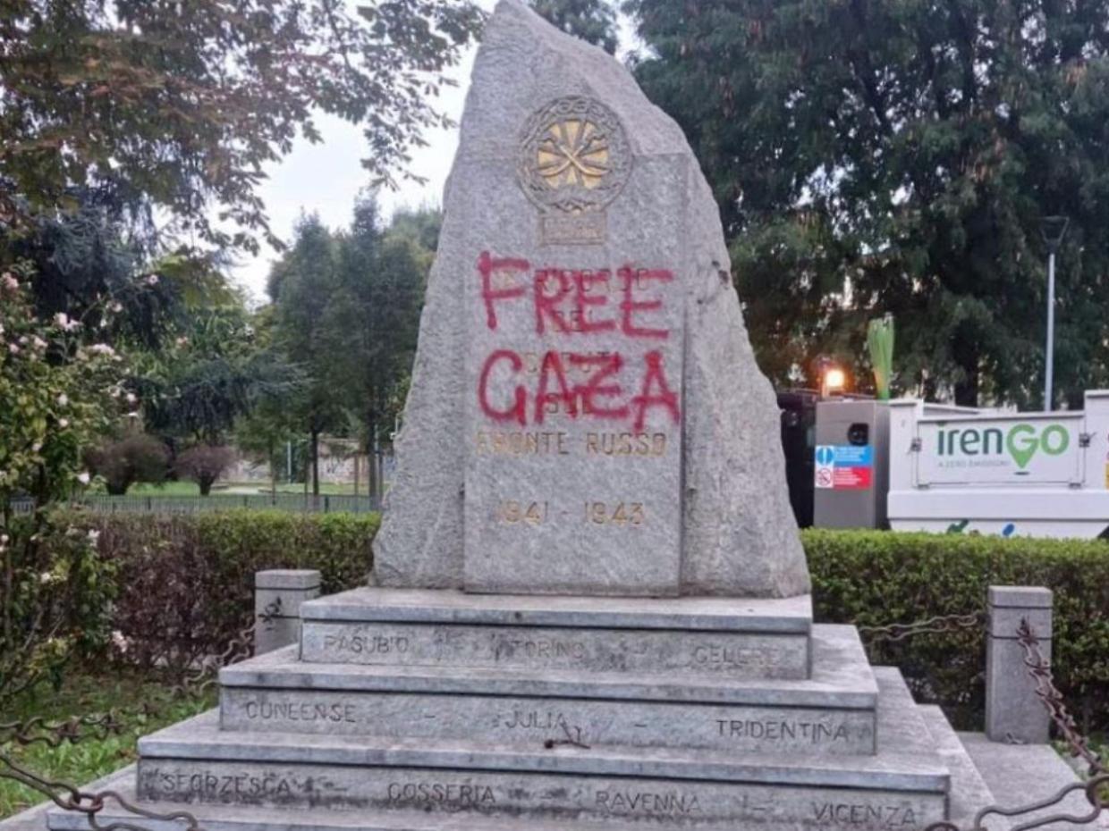 Imbrattato il monumento ai Reduci di Russia: scritte “Gaza libera” sul cippo commemorativo