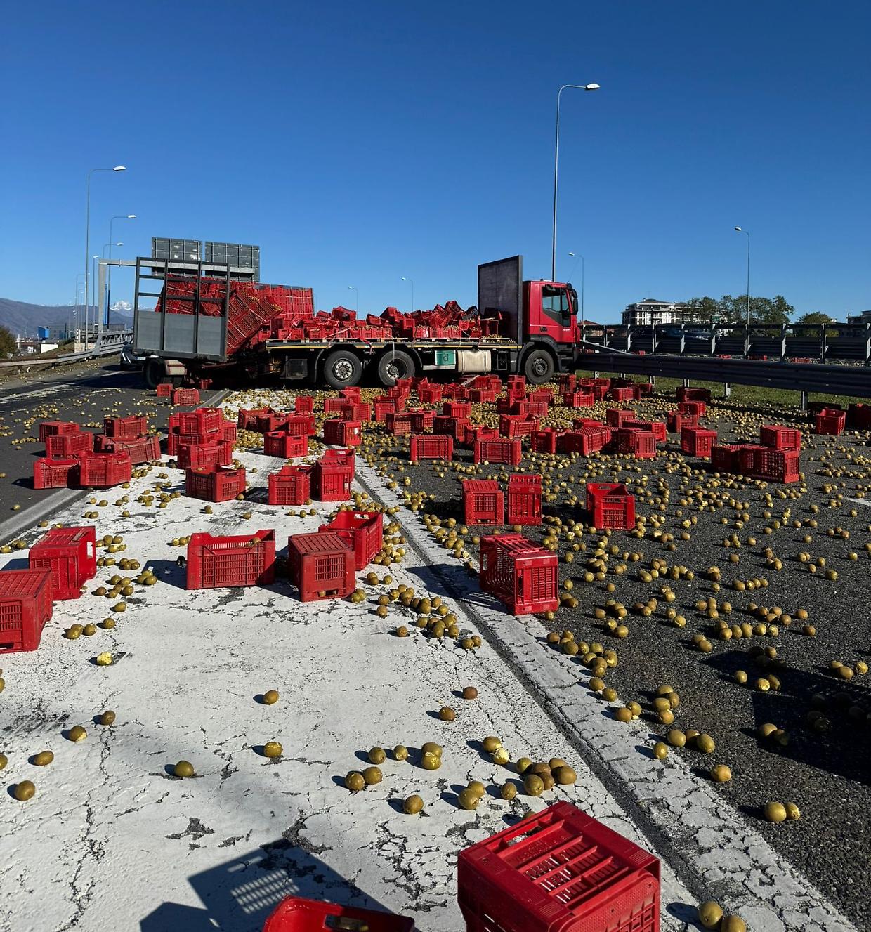 Torino, cassette di kiwi sulla carreggiata: traffico rallentato in corso Orbassano