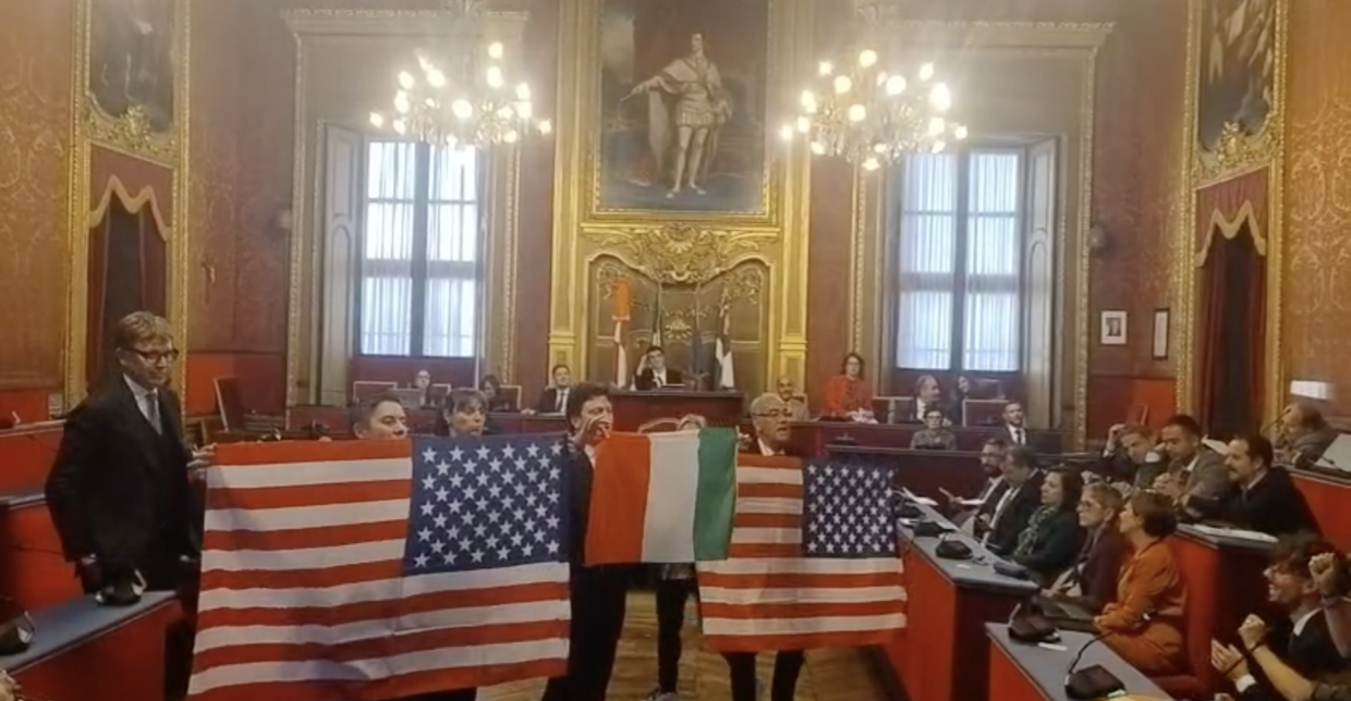 La protesta in Consiglio Comunale: bandiere di Israele, Stati Uniti e Palestina agitano la Sala Rossa