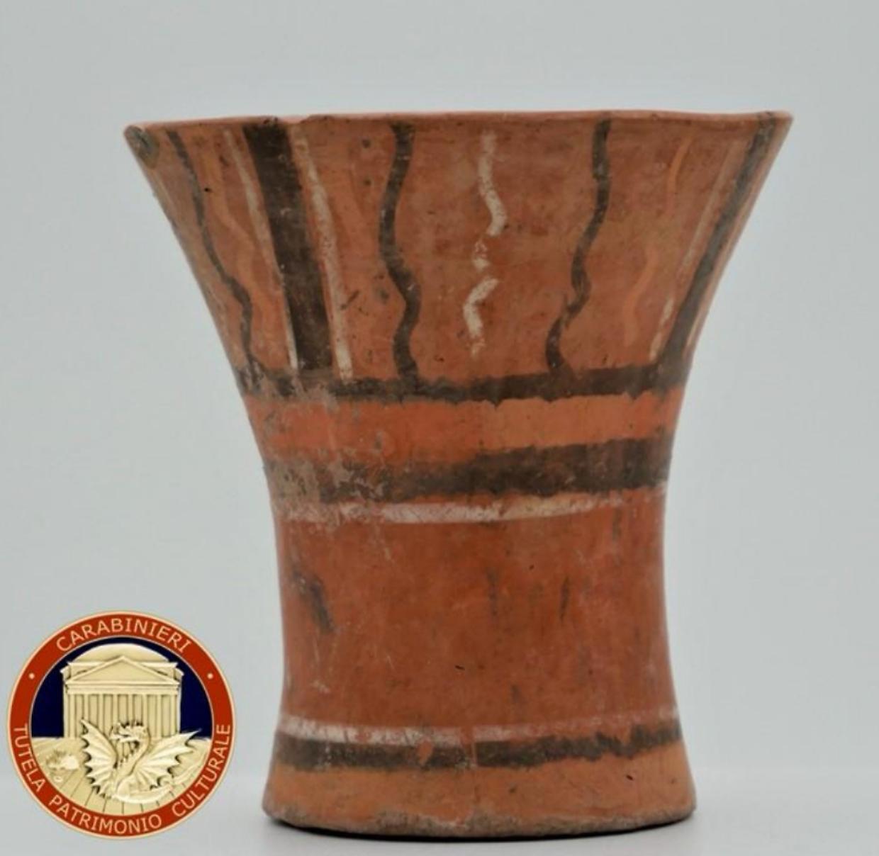 Restituito alla Bolivia un antico vaso cerimoniale: l’Italia riconsegna un prezioso reperto Tiwanaku