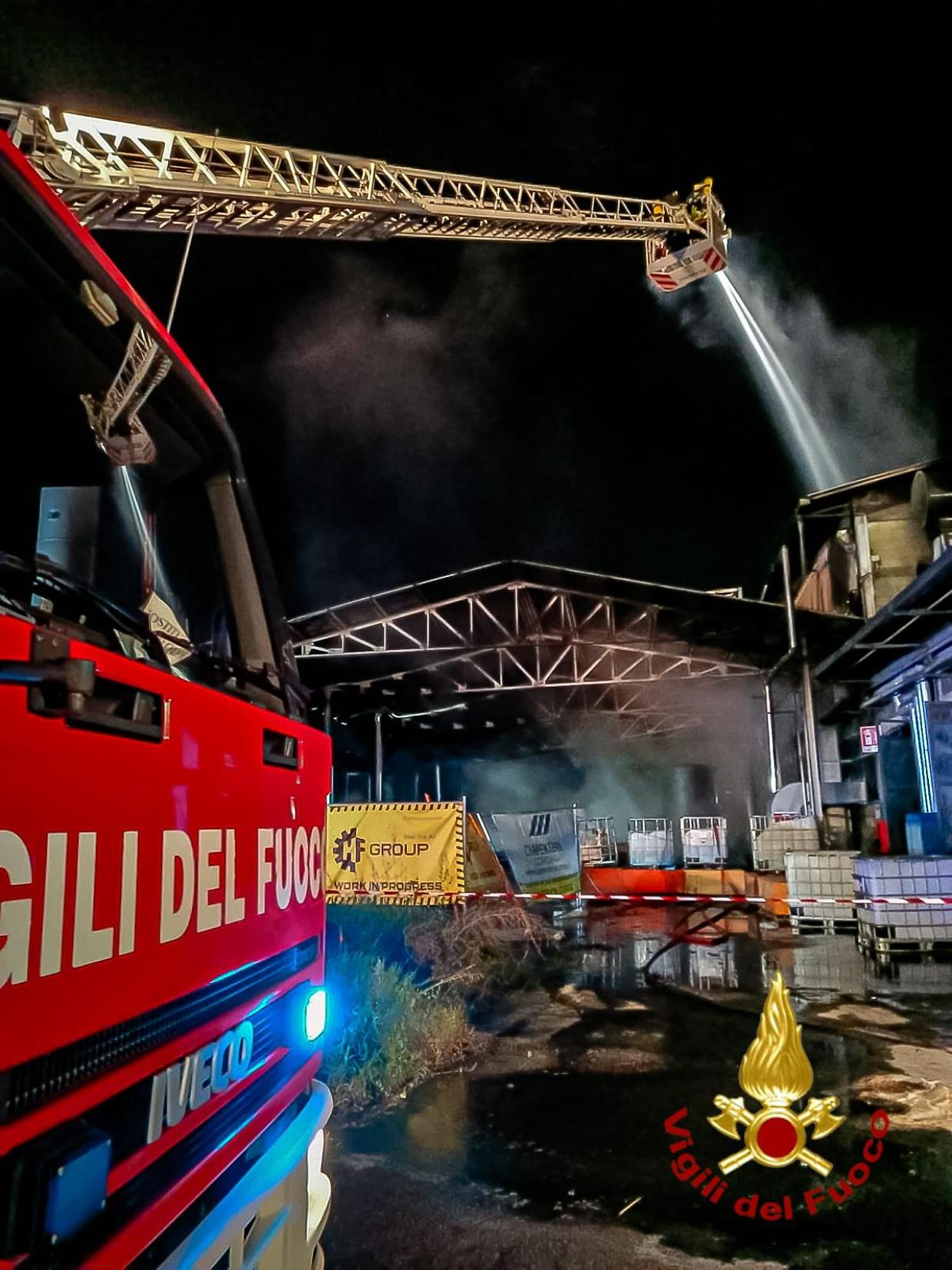  Carmagnola, incendio nella notte alla Teksid Aluminium: al lavoro nove squadre dei vigili del fuoco