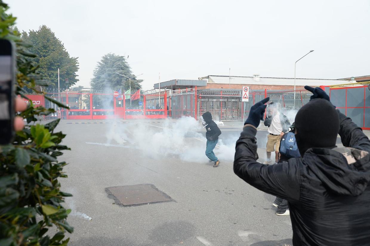 Auto danneggiate durante l’assalto alla Leonardo, la Fiom: “L’azienda rimborsi i lavoratori”