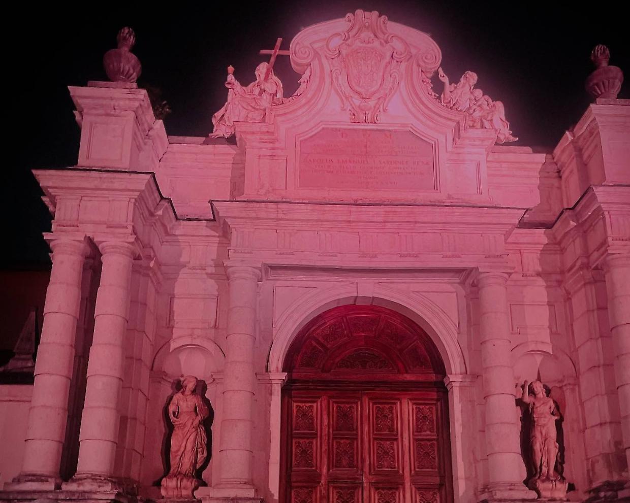 La Certosa di Collegno si illumina di rosa per la prevenzione del tumore al seno
