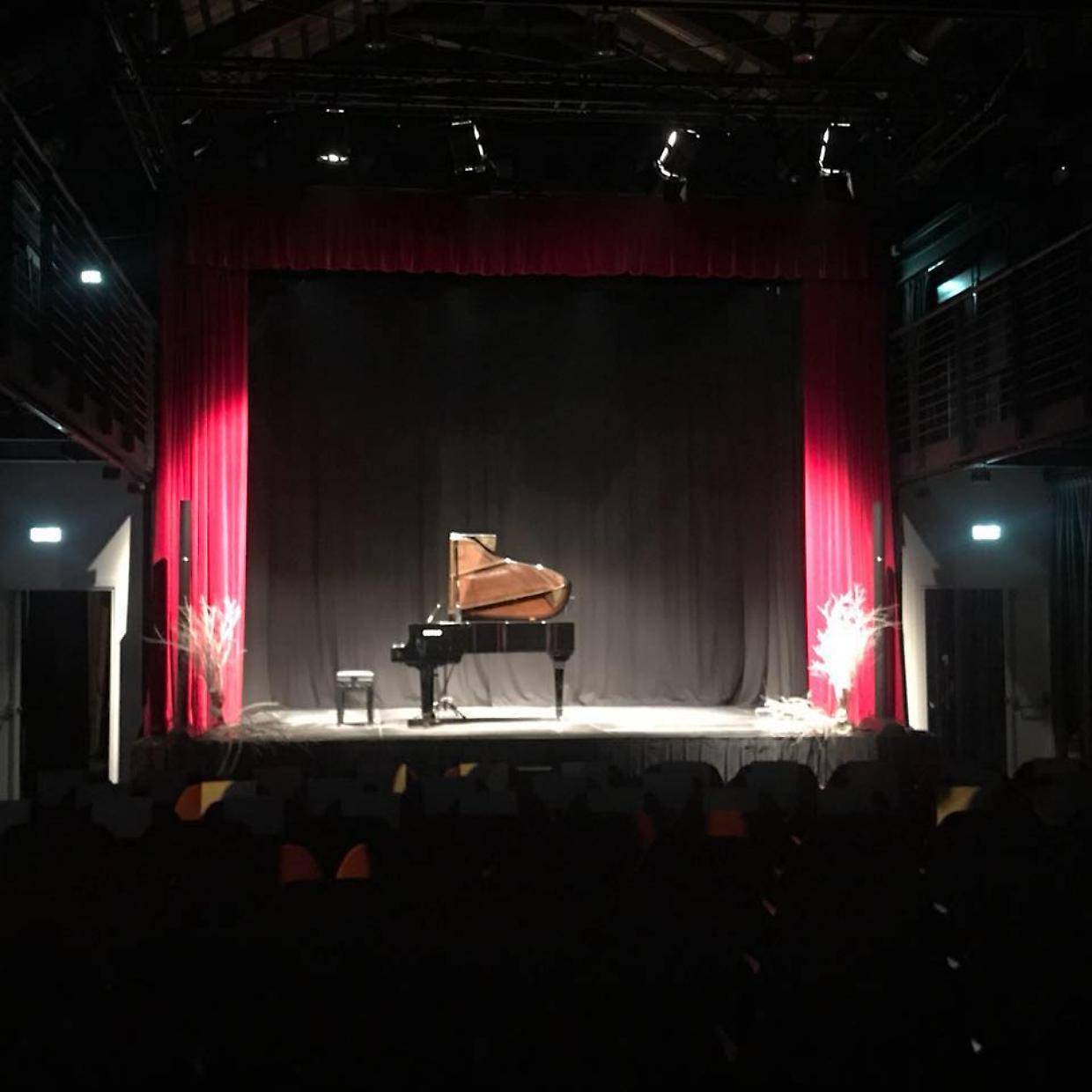 Il Teatro Pavarotti di Leinì annuncia la sua stagione 2025/2026: tra i protagonisti anche un comico di Zelig