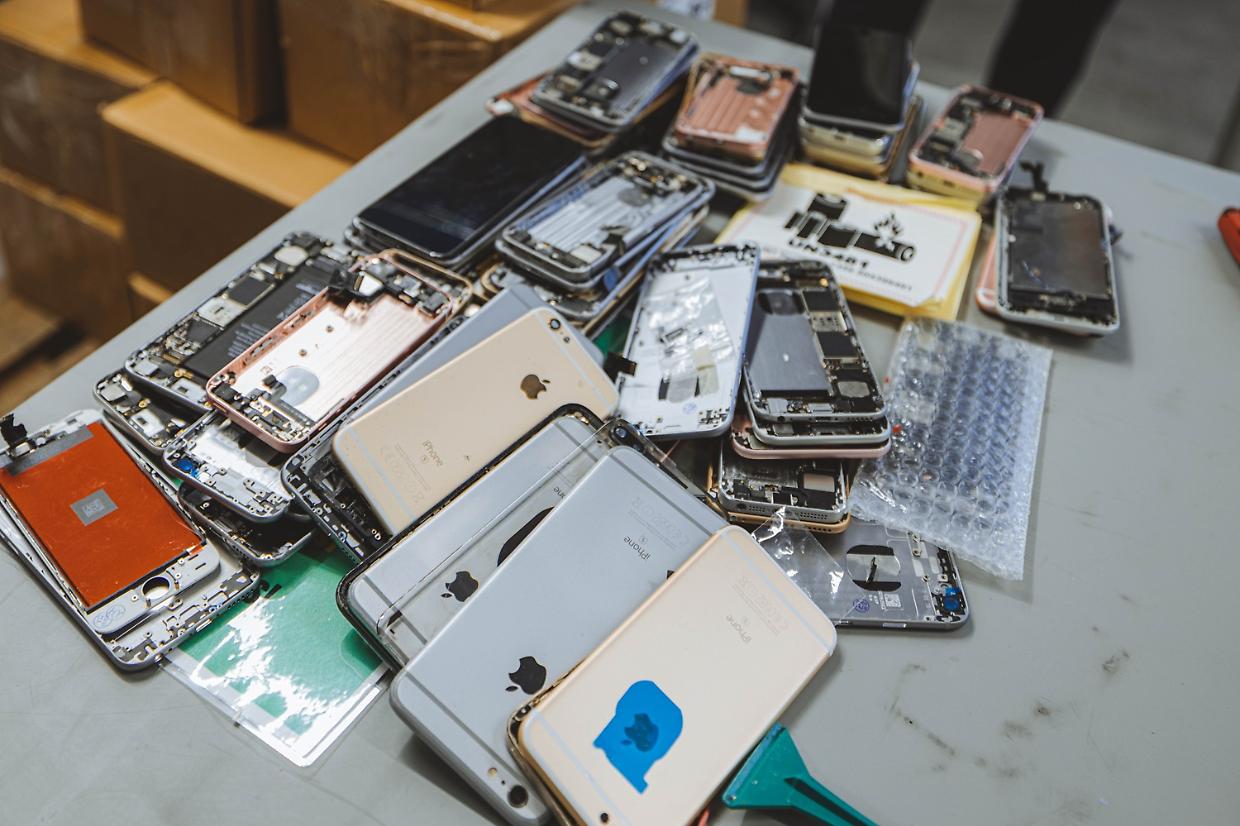 In Italia ci sono 82 milioni di smartphone inutilizzati dimenticati nei cassetti di casa