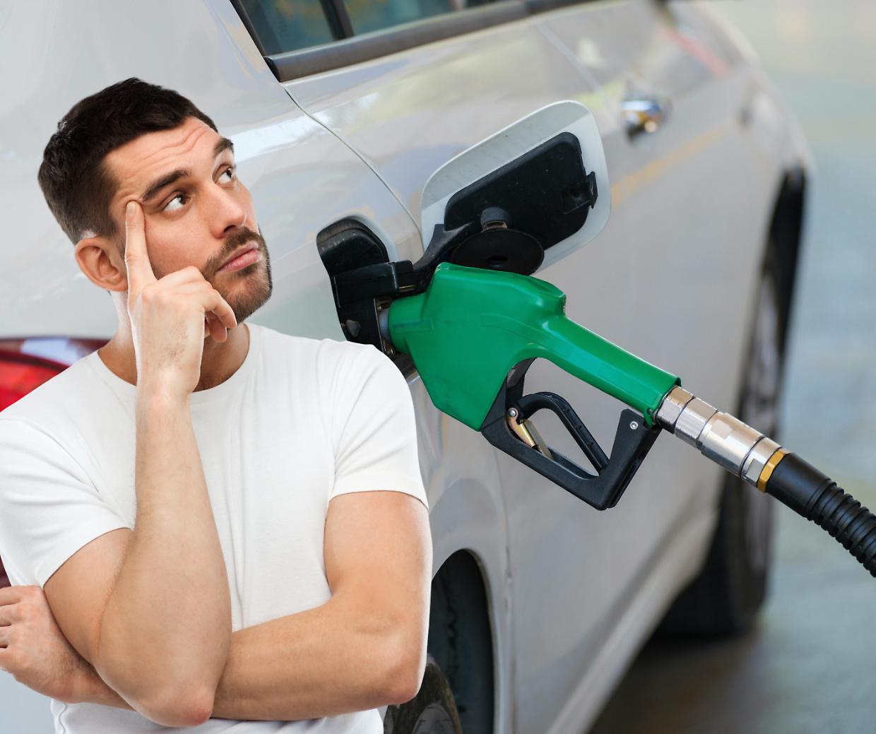 Scende il prezzo della benzina, ma non ce ne siamo accorti. Ecco perché (e quanto costa oggi)