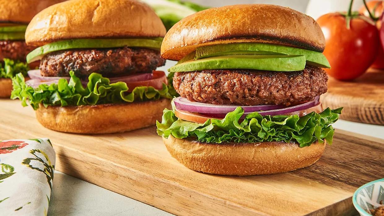Stop ai burger vegani? Oltre 200 realtà europee dicono no al bavaglio plant-based