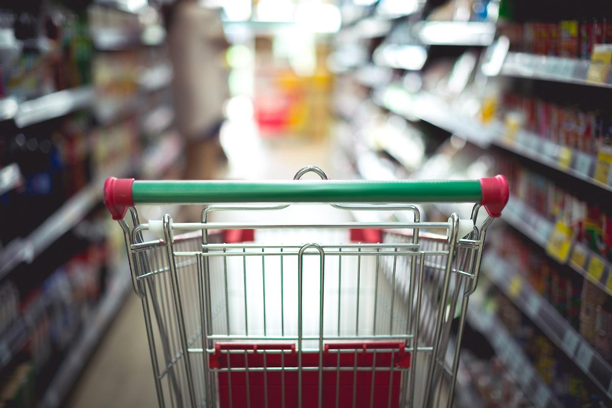 Prezzi alle stelle e consumi in calo: un terzo delle famiglie italiane taglia su cibo e bevande