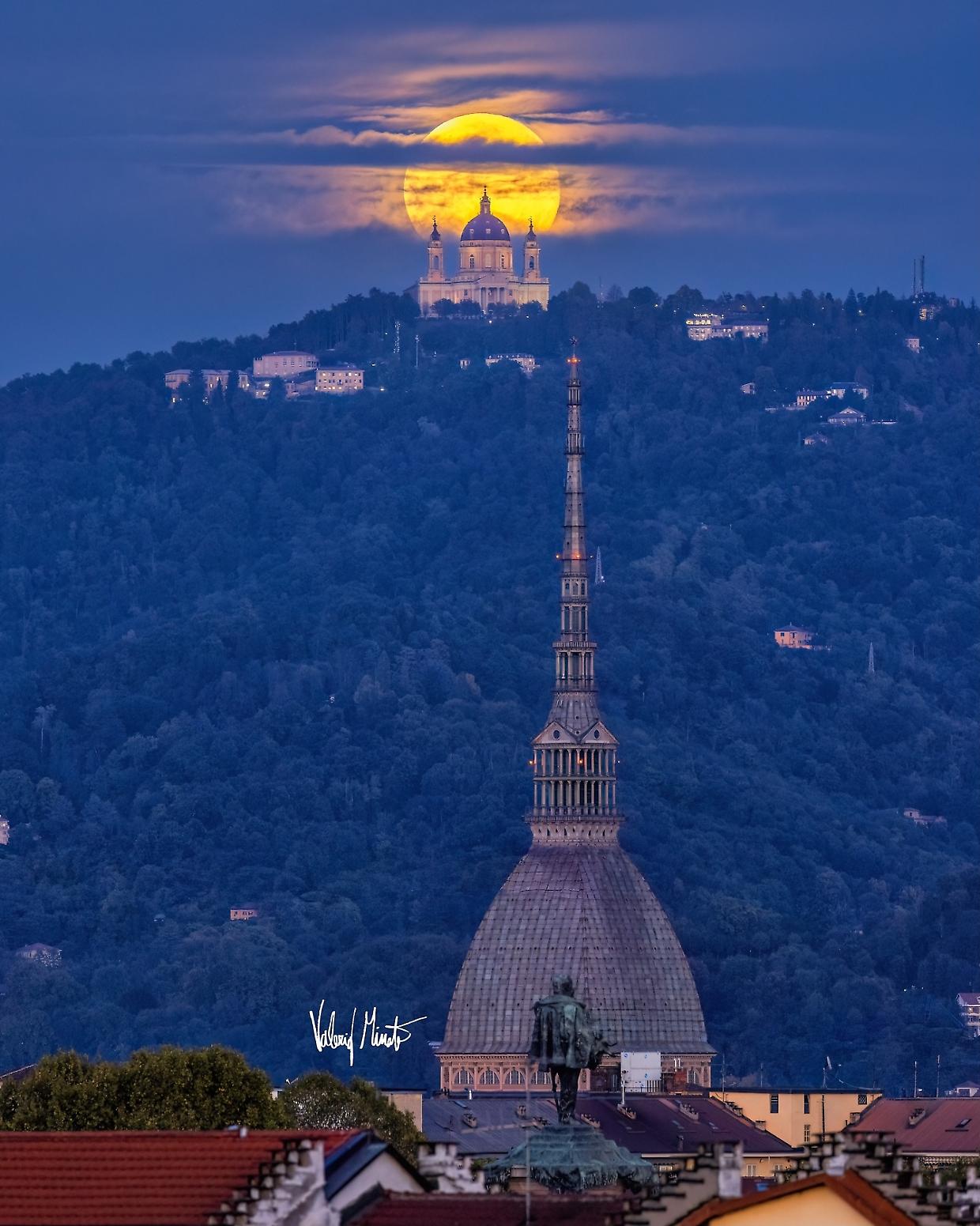 Valerio Minato immortala Torino sotto la superluna: Mole, Vittorio Emanuele e Superga allineati