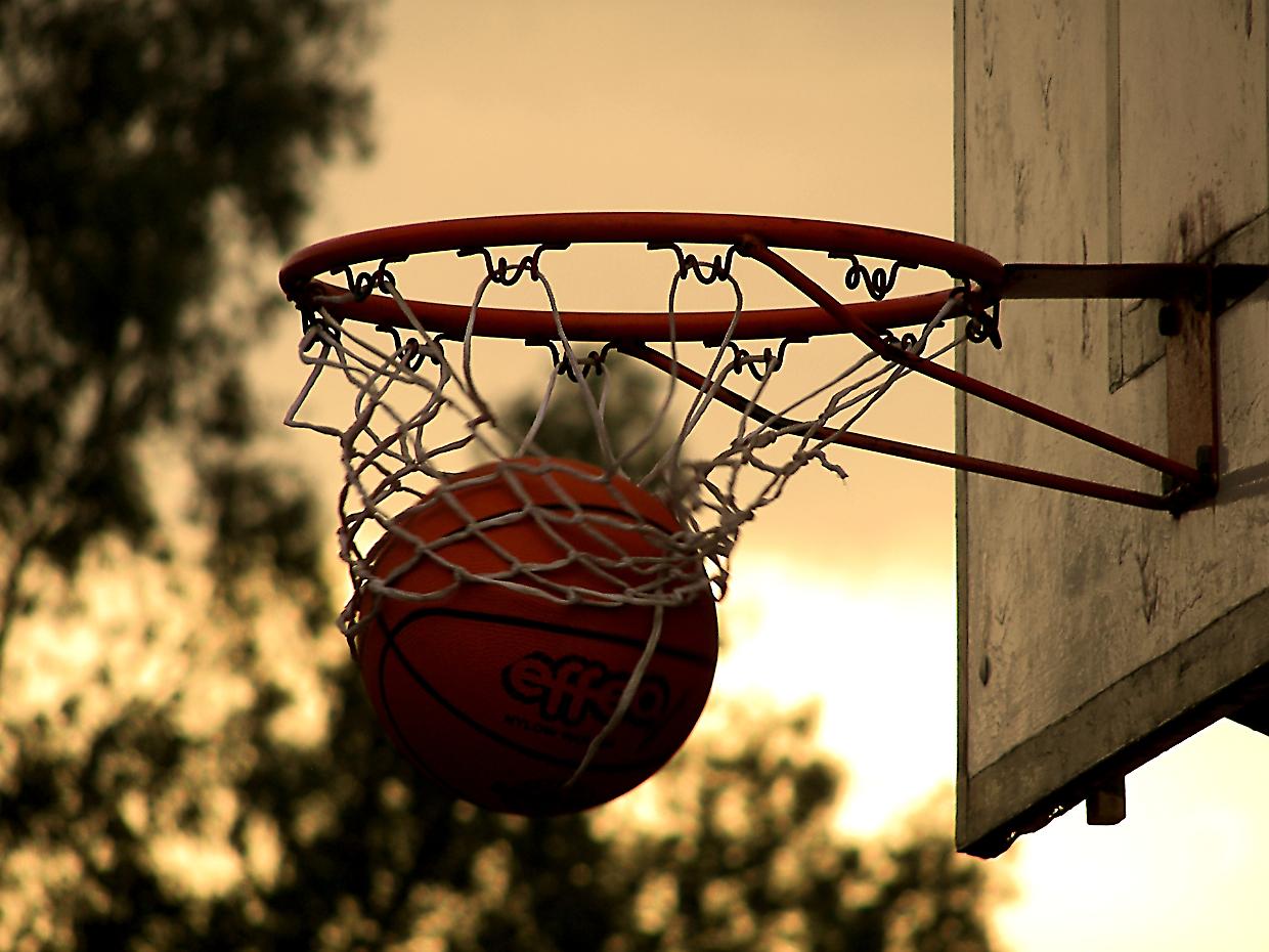 Torino, tornano i canestri al campo da basket di Parco Ruffini