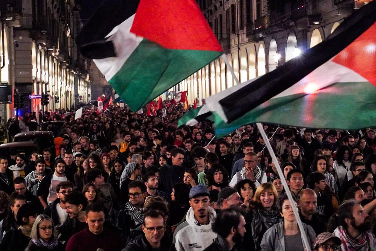 Migliaia di Pro-Pal in corteo da piazza Castello