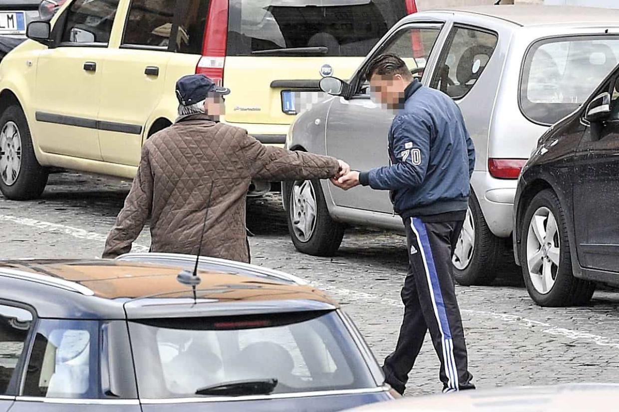 Non gli danno la moneta, lui sputa sulle auto parcheggiate