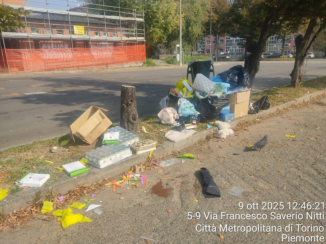 Mirafiori Nord, pacchi alimentari abbandonati dopo la rimozione dei camper 