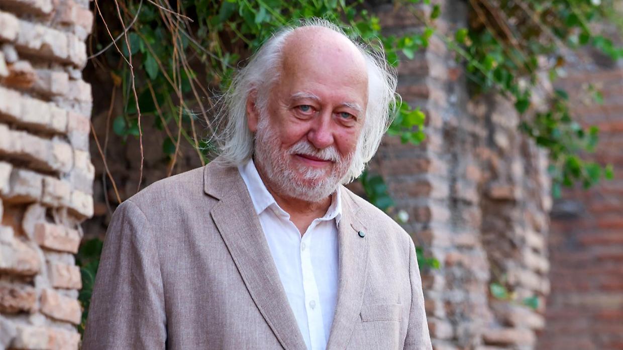 László Krasznahorkai vince il Nobel per la Letteratura 2025: l’arte come salvezza nel caos