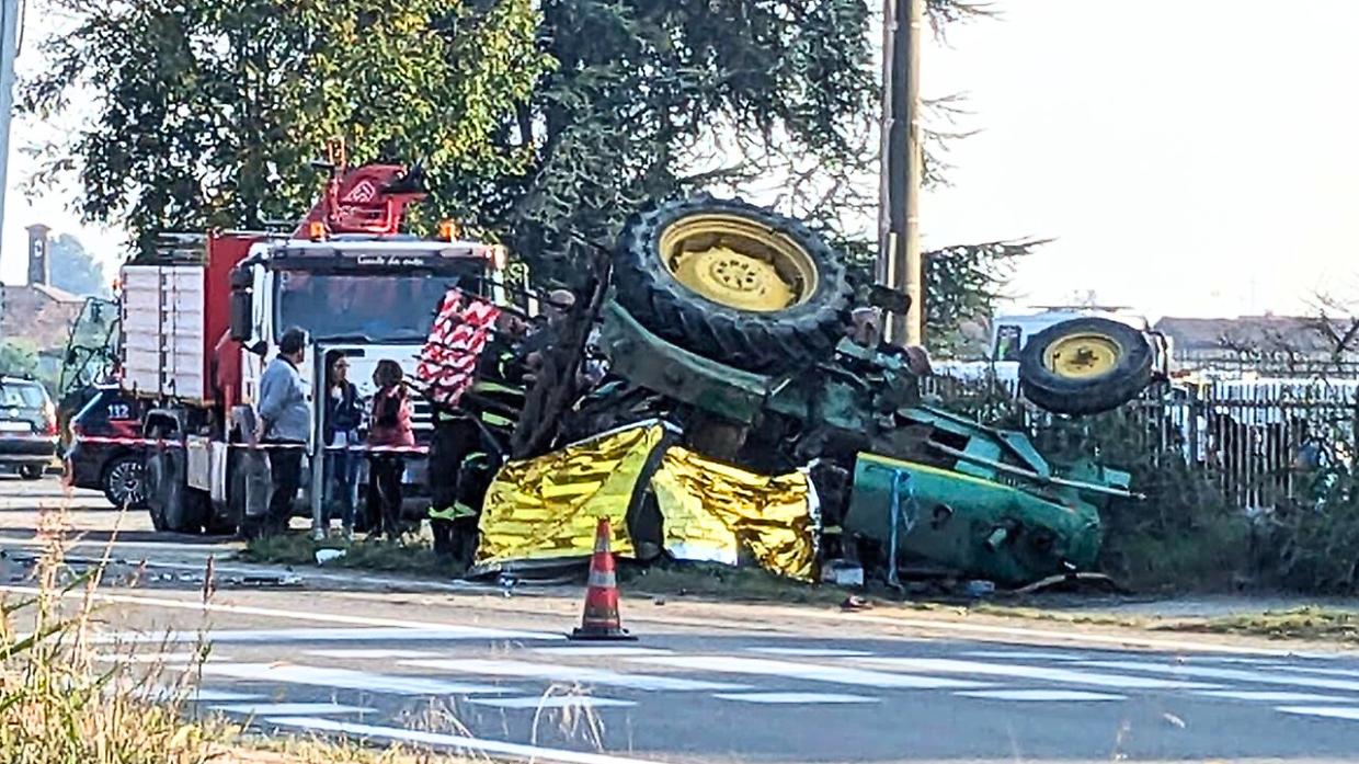 Il trattore si ribalta dopo un tamponamento, un agricoltore 73enne muore schiacciato