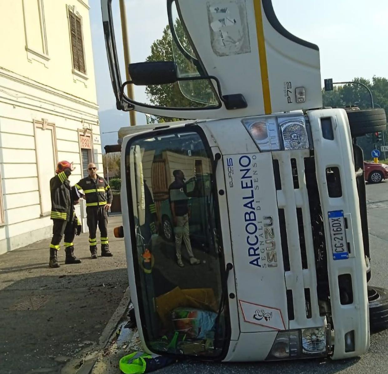 Un altro incidente per un mezzo della Cooperativa Arcobaleno: si sfiora di nuovo la tragedia