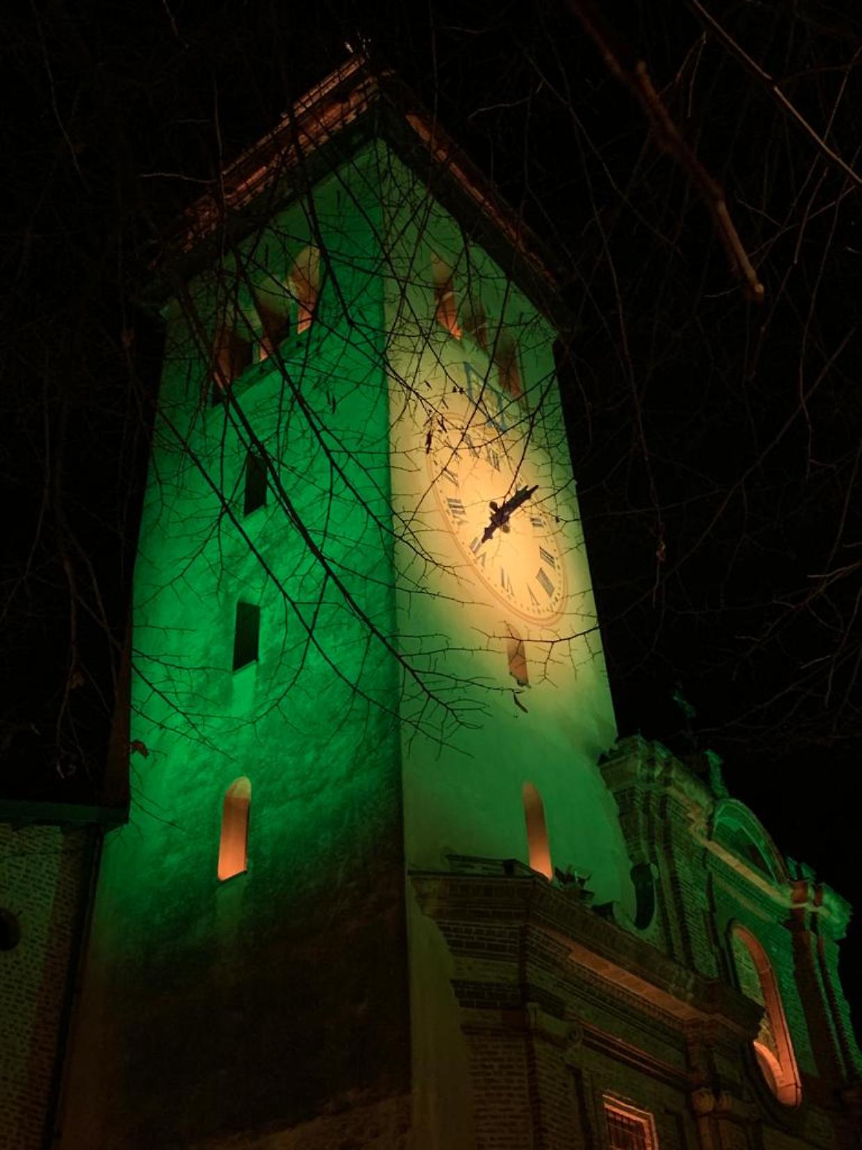 Chieri: il campanile si illumina di verde per la Giornata Mondiale della Salute Mentale