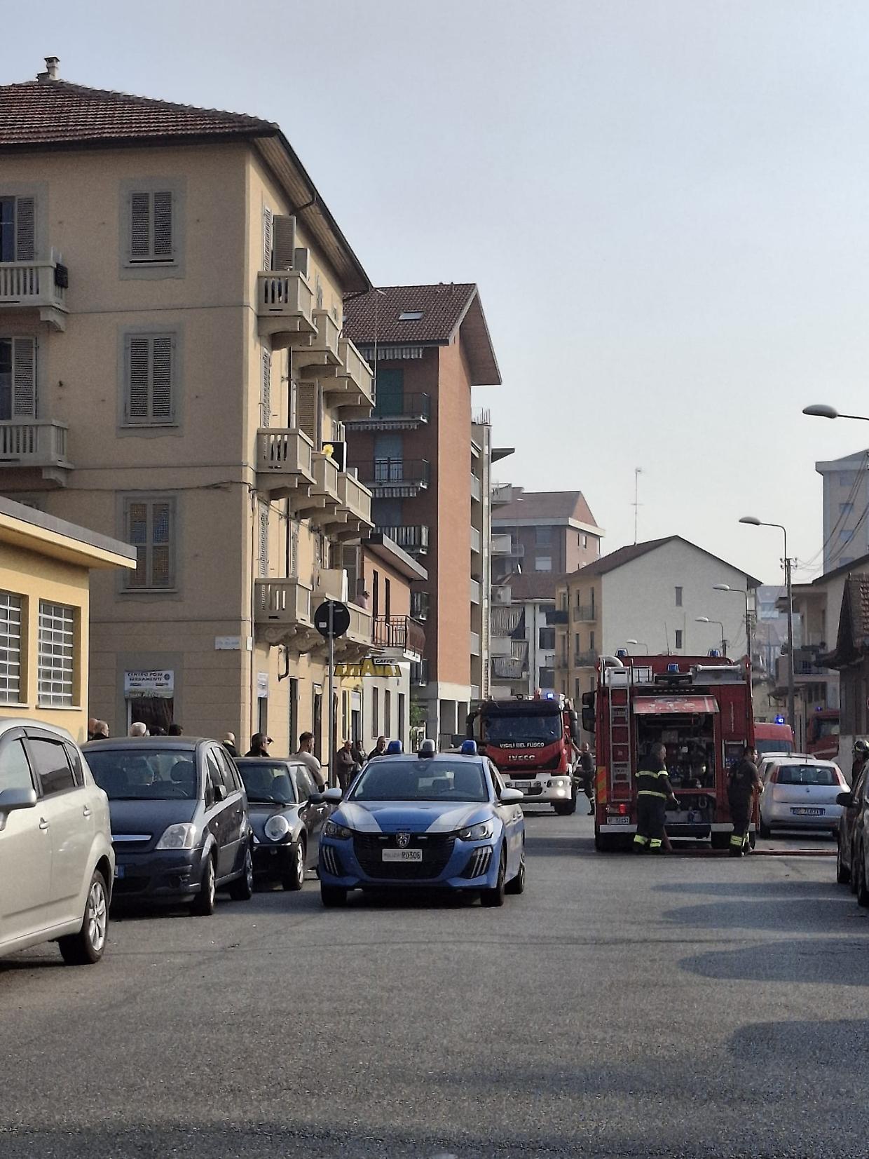 Incendio in carrozzeria: diversi mezzi dei pompieri e polizia sul posto