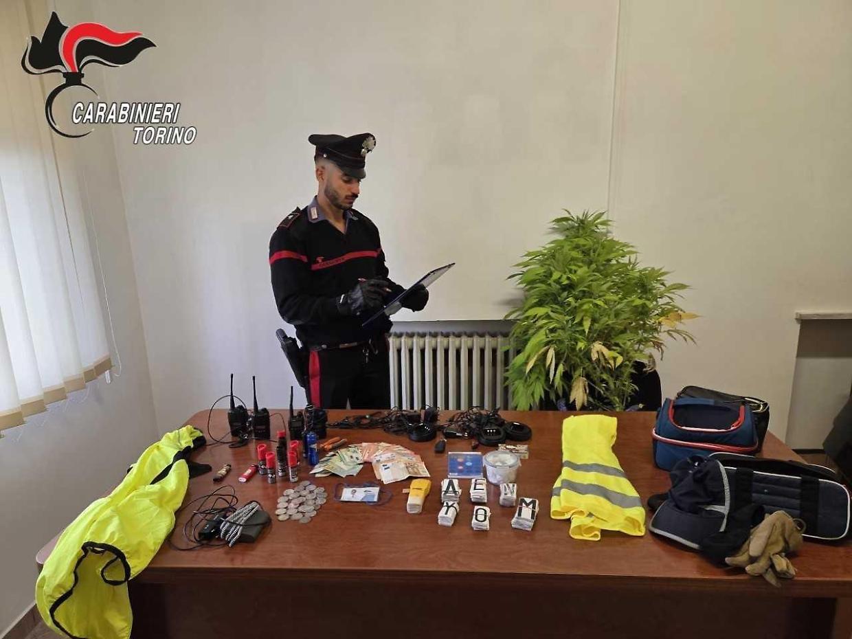 Tre sinti denunciati per ricettazione nel Canavese. In casa e in auto trovati spray al peperoncino, falsi tesserini e monete d’argento